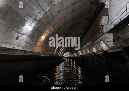 Perspective de tunnel industriel en béton, partie de la base sous-marine souterraine abandonnée de la période de l'URSS. Balaklava, Crimée Banque D'Images