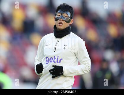 Londres, Angleterre, 26th décembre 2022. Son Heung-min de Tottenham Hotspur se réchauffe avant le match de la Premier League au Brentford Community Stadium, Londres. Le crédit photo devrait se lire: Paul Terry / Sportimage Banque D'Images