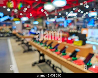 Présentez-vous avec des smartphones dans le magasin d'électronique moderne. Achetez un téléphone portable. De nombreux smartphones sont disponibles dans le magasin de technologie. Image floue comme Banque D'Images