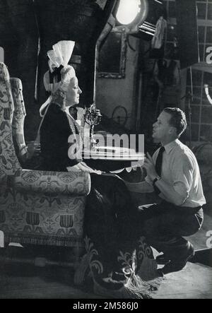 FRANÇOISE ROSAY et le réalisateur BASIL DEARDEN sur scène Candid pendant le tournage de SARABAND POUR LES AMOUREUX MORTS 1948 réalisateur BASIL DEARDEN roman Helen Simpson scénario John Dighton et Alexander Mackendrick musique Alan Rawsthorne producteur associé / conception de production Michael Relph costumes Anthony Mendleson producteur Michael Balcon Ealing Studios / J. Arthur Classer l'organisation Banque D'Images