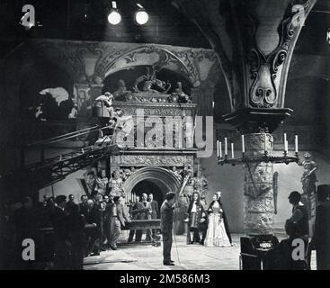 Sur scène Candid avec caméra Technicolor pendant le tournage de SARABAND POUR LES AMOUREUX MORTS 1948 réalisateur BASIL DEARDEN roman Helen Simpson scénario John Dighton et Alexander Mackendrick musique Alan Rawsthorne producteur associé / conception de production Michael Relph costumes Anthony Mendleson producteur Michael Balcon Ealing Studios / J. Arthur Rank Organisation Banque D'Images