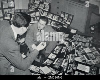 Le producteur associé MICHAEL RELPH et le réalisateur BASIL DEARDEN avec Storyboards sur scène Candid pendant la production de SARABAND POUR LES AMOUREUX MORTS 1948 réalisateur BASIL DEARDEN roman Helen Simpson scénario John Dighton et Alexander Mackendrick musique Alan Rawsthorne producteur associé / conception de production Michael Relph costumes Anthony Mendleson producteur Michael Balcon Ealing Studios / J. Arthur Rank Organisation Banque D'Images