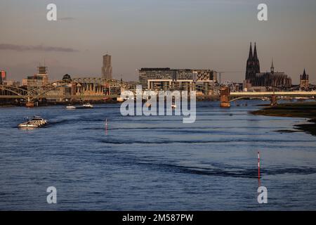 Cologne, Allemagne. 27th décembre 2022. Un navire traverse le Rhin. Une vague d'inondation a submergé des parties de la promenade du Rhin à Cologne. Les niveaux d'eau restent bien en dessous des niveaux auxquels il y aurait un danger pour les zones habitées ou des restrictions sur le transport maritime. Credit: Oliver Berg/dpa/Alay Live News Banque D'Images