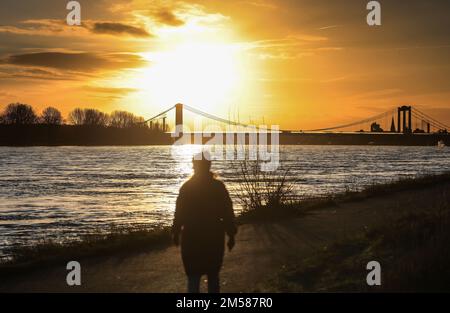 Cologne, Allemagne. 27th décembre 2022. Une femme marche le matin le long des rives du Rhin. Une vague d'inondation a submergé des parties de la promenade du Rhin à Cologne. Les niveaux d'eau restent bien en dessous des valeurs auxquelles il y aurait un danger pour les zones habitées ou des restrictions sur l'expédition.(Re dpa/lnw: 'Petite vague d'inondation met la banque du Rhin sous l'eau') Credit: Oliver Berg/dpa/Alay Live News Banque D'Images