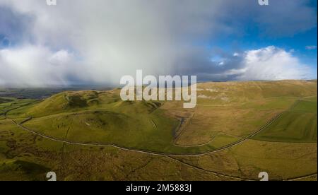Vue panoramique sur Sugar Loaf Hill près de Settle, dans le North Yorkshire Banque D'Images