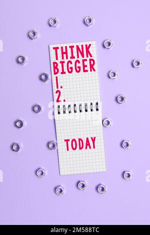 Écriture affichage du texte pensez plus grand. Vitrine d'affaires être en mesure de rêver et de visualiser ce que vous pouvez réaliser Banque D'Images