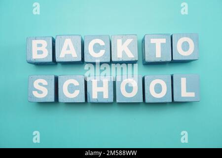 Retour à l'école texte lettres de l'alphabet vue du dessus plat posé sur fond bleu Banque D'Images