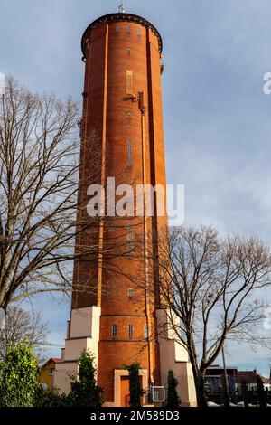 Tour d'eau circulaire en brique. Ungersheim, Alsace, France. Construction emblématique cette tour de 52 m de haut, entièrement faite de briques rouges wa Banque D'Images