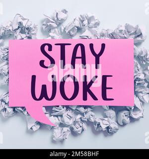 Affiche textuelle indiquant STStay Woke. Vitrine d'affaires être conscient de votre environnement et des choses en cours rester informé Banque D'Images