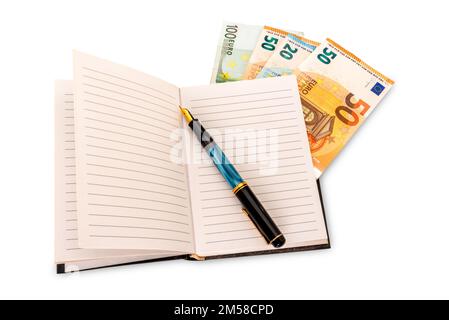 Bloc-notes avec stylo plume vintage et billets en euros entre les pages, isolé sur blanc avec chemin de coupure, budget, concept de bilan Banque D'Images