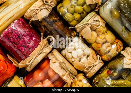 Bocaux en verre de différents produits de conservation. Légumes de saison savoureux Banque D'Images