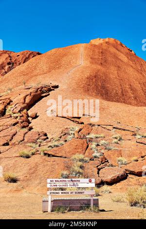 Randonnée dans Uluru Ayers Rock. Territoire du Nord. Australie Banque D'Images