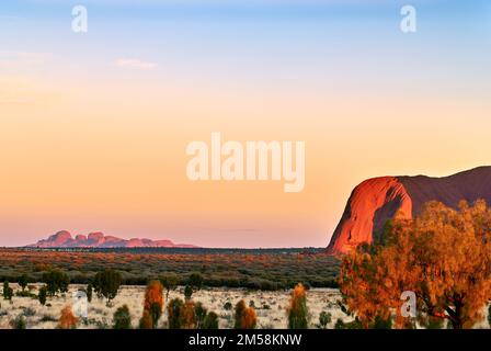 Lever du soleil à Olgas Kata Tjuta et Uluru Ayers Rock. Territoire du Nord. Australie. Banque D'Images