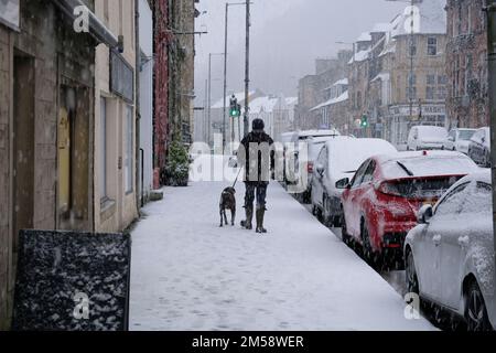 Callander, Écosse, Royaume-Uni. 27th décembre 2022. Des chutes de neige importantes causent des conditions difficiles dans Callander High Street pour les automobilistes et les piétons. Crédit : Craig Brown/Alay Live News Banque D'Images