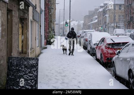 Callander, Écosse, Royaume-Uni. 27th décembre 2022. Des chutes de neige importantes causent des conditions difficiles dans Callander High Street pour les automobilistes et les piétons. Crédit : Craig Brown/Alay Live News Banque D'Images