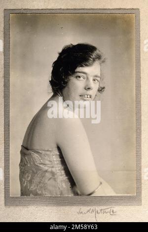 Photographie vintage d'une jeune femme, robe à l'épaule, bracelet de bras, dos de cheveux, 1920s, inconnu Banque D'Images