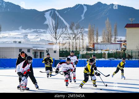 (221227) -- BEIJING, 27 décembre 2022 (Xinhua) -- photo du fichier prise le 12 janvier 2022 montre des élèves de l'école secondaire du comté d'Urumqi jouer au hockey sur glace à Urumqi, dans la région autonome de Xinjiang Uygur, dans le nord-ouest de la Chine. La Chine lancera de vastes initiatives de conditionnement physique, améliorera l'éducation physique des jeunes, favorisera le développement de sports récréatifs et de compétition, Et progresser plus rapidement pour faire de la Chine un pays fort dans le sport, selon le rapport présenté au Congrès national du Parti communiste chinois de 20th qui s'est tenu à Pékin de 16 octobre à 22. (Xinhua/Wang FEI) Banque D'Images