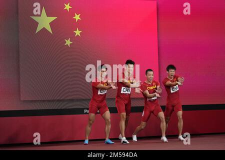 (221227) -- BEIJING, 27 décembre 2022 (Xinhua) -- photo du fichier prise le 6 août 2021 montre que des membres de l'équipe Chine entrent dans le tribunal avant la finale du relais masculin 4x100m aux Jeux Olympiques de Tokyo 2020, à Tokyo, au Japon. La médaille de bronze de la Chine dans le relais masculin de 4x100 mètres lors des Jeux Olympiques de Tokyo l'année dernière a été officiellement reconnue par le Comité International Olympique (CIO) en mai après que la Grande-Bretagne ait été dépouillée de l'argent suite à une violation du dopage. Le quatuor chinois de su Bingtian, Xie Zhenye, Wu Zhiqiang et Tang Xingqiang a posté un temps de 37,79 secondes pour terminer derrière l'Italie, la Grande-Bretagne et le Canada à Tokyo. Mais Banque D'Images