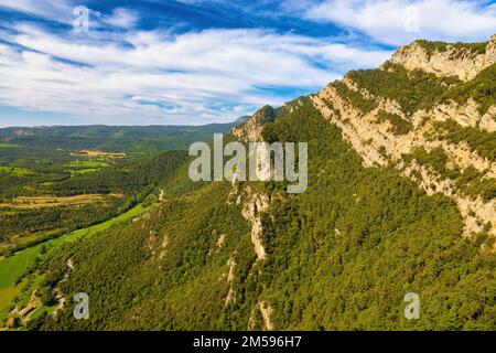 Vue aérienne des montagnes et des forêts de Queral depuis le monastère de Berga, Catalogne, Espagne Banque D'Images