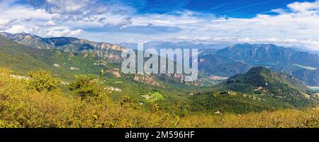 Vue panoramique sur la Serra del Catllara, Rasos de Peguera et les Pyrénées en arrière-plan depuis le point de vue de Figuerassa, Bergueda, Cataloni Banque D'Images