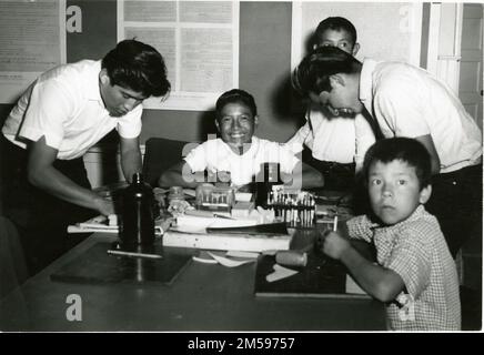 L'artisanat du cuir est enseigné par des étudiants de NYC [Neighbourhood Youth corps]. 1965-06-29T00:00:00. Région des montagnes Rocheuses (Denver, Colorado). Impression photographique. Banque D'Images