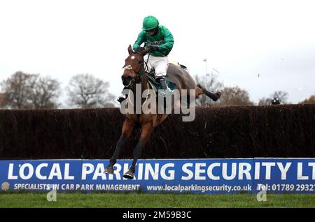 Photo du dossier datée du 10-12-2020 de Zambella, prise par Daryl Jacob. Zambella va probablement s'arrêter dans sa tentative de remporter des victoires dos à dos dans le Yorkshire Silver Vase Maress' Chase de Doncaster en bet365. Date de publication : mardi 27 décembre 2022. Banque D'Images