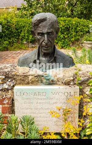 Angleterre, East Sussex, Lewes, Rodmell Village, Maison de Monk l'ancienne maison de Virginia Woolf et son mari Leonard Woolf, buste de Leonard Woolf *** Banque D'Images
