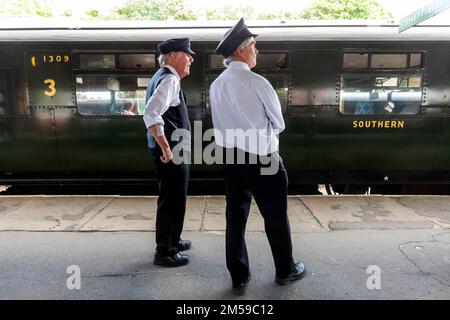 Angleterre, Sussex, Bluebell Railway, Horsted Keynes Station, Guards on Station Platform *** Légende locale *** UK,United Kingdom,Great Britain,E Banque D'Images