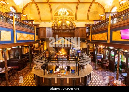 Angleterre, Kent, Folkestone, Wetherspoon Pub, The Samuel Peto, Une chapelle convertie *** Légende locale *** Royaume-Uni,Grande-Bretagne,Grande-Bretagne,Anglais Banque D'Images