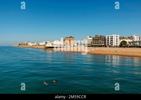 Angleterre, West Sussex, Worthing, Two Women Swimming in the Sea and Beach Skyline *** Légende locale *** UK,United Kingdom,Great Britain,England,England Banque D'Images