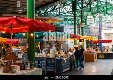 Quartier du marché, vue intérieure des stands de nourriture, Southwark, Londres, Angleterre *** Légende locale *** Royaume-Uni,Grande-Bretagne,Angleterre,Angleterre,Anglais Banque D'Images