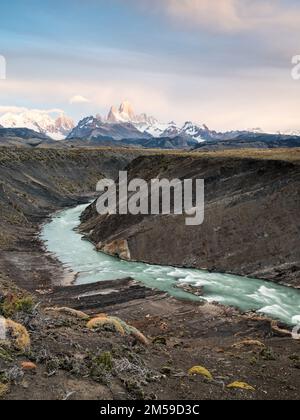Cerro Torre und Fitz Roy mit dem Fluss Río de las Vueltas in Patagonien, Argentinien. Banque D'Images
