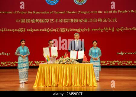 (221227) -- YANGON, 27 décembre 2022 (Xinhua) -- Chen Hai, ambassadeur chinois au Myanmar (2nd R) et U Ko Ko Ko Ko, ministre de l'Union pour les affaires religieuses et la culture du Myanmar (2nd L) assistent à la cérémonie de passation du projet de rénovation du théâtre national de Yangon, dans la plus grande ville du Myanmar, Yangon, le 27 décembre 2022. Le projet de rénovation du Théâtre national de Yangon, financé par la Chine, a été officiellement remis mardi au gouvernement du Myanmar. Le projet de rénovation, qui a été réalisé avec l'aide de la Chine, a commencé en août 2019 et s'est achevé en novembre 2022. T Banque D'Images