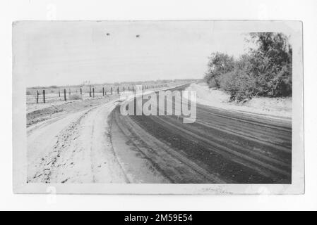 Légende originale: 'Torres-Martinez Res. - Courbe sur route huilée. STA. 16 vers Sta. 0+00'. 1936 - 1942. Région du Pacifique (Riverside, CA). Impression photographique. Département de l'intérieur. Bureau des affaires indiennes. Agence de la mission. 11/15/1920-6/17/1946. Photographies Banque D'Images