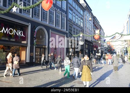 Copenhague/Danemark/27 décembre 2022/acheteurs et voyageurs Premier noël présente un jour d'échange et de retour sur kobmagergade et stroeget dans la capitale danoise. (Photo. Francis Joseph Dean/Dean Pictures) Banque D'Images