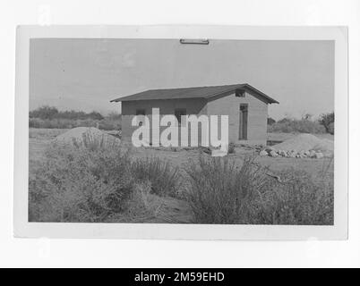 Légende originale: 'Torres-Martinez Reservation - Ramon Dominguez 1935. Dimensions 14' x 28' Adobe. 2 chambres. Séjour, chambre. Cuisine d'été utilisée. Coût $285,00 C.W.A. $150,00 Fonds individuels. $135,00 contribution des Indiens.'. 1936 - 1942. Région du Pacifique (Riverside, CA). Impression photographique. Département de l'intérieur. Bureau des affaires indiennes. Agence de la mission. 11/15/1920-6/17/1946. Photographies Banque D'Images