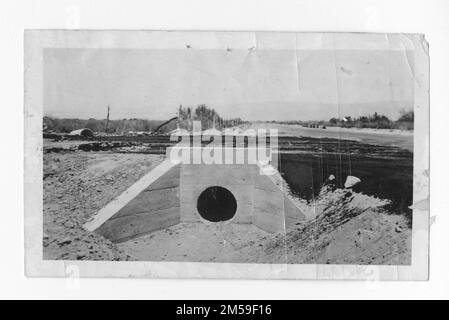Légende originale: 'Torres-Martinez Res. - Mur d'amont de Culvert à l'intersection de la nouvelle route huilée avec l'autoroute d'état sta. 229 30 août 1936'. 1936 - 1942. Région du Pacifique (Riverside, CA). Impression photographique. Département de l'intérieur. Bureau des affaires indiennes. Agence de la mission. 11/15/1920-6/17/1946. Photographies Banque D'Images