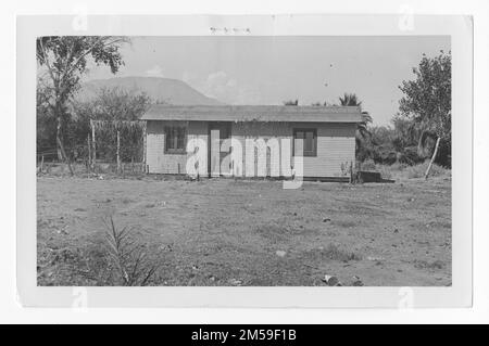 Légende originale: 'Torres-Martinez Reservation. Lorenzo Nombrie 1934 Dimensions 22' x 28' cadre 3 pièces cuisine, salon, chambre. Coût $380 prêt remboursable. $130,00 contribution de l'Indien. (2/14/33 prêt fait pour $500 pour le pompage de l'équipement, des outils, des réparations à la maison, etc $200 pour le bâtiment)'. 1936 - 1942. Région du Pacifique (Riverside, CA). Impression photographique. Département de l'intérieur. Bureau des affaires indiennes. Agence de la mission. 11/15/1920-6/17/1946. Photographies Banque D'Images