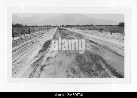 Légende originale: 'Torres-Martinez Res. - Route huilée sta. 229 à 208. Le sable a sauté sur une route huilée. '. 1936 - 1942. Région du Pacifique (Riverside, CA). Impression photographique. Département de l'intérieur. Bureau des affaires indiennes. Agence de la mission. 11/15/1920-6/17/1946. Photographies Banque D'Images