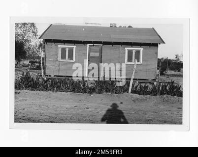 Légende originale: 'Torres-Martinez Reservation - Jose Dominguez 1933. Dimensions du cadre de 22 pi x 28 pi. 3 pièces: Cuisine, salon, chambre. Coût $380,00 prêt réintégré. Rien n'a contribué à la construction par l'Indien. 12/22/31 prêt de $500,00 pour des améliorations à l'attribution (construire la maison).». 1936 - 1942. Région du Pacifique (Riverside, CA). Impression photographique. Département de l'intérieur. Bureau des affaires indiennes. Agence de la mission. 11/15/1920-6/17/1946. Photographies Banque D'Images