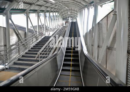 Dhaka, Bangladesh - 27 décembre 2022 : Station de métro d'Agargaon à Dhaka. Le premier projet de ligne de métro ferroviaire du Bangladesh dans la capitale Dhaka, Banque D'Images