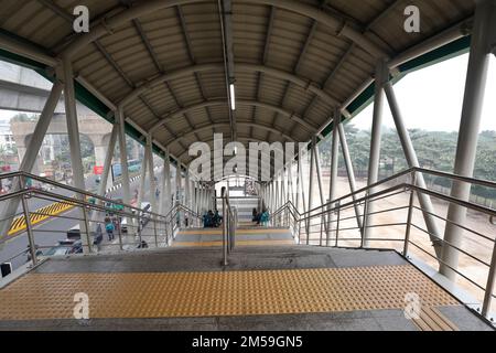 Dhaka, Bangladesh - 27 décembre 2022 : Station de métro d'Agargaon à Dhaka. Le premier projet de ligne de métro ferroviaire du Bangladesh dans la capitale Dhaka, Banque D'Images