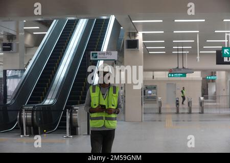 Dhaka, Bangladesh - 27 décembre 2022 : Station de métro d'Agargaon à Dhaka. Le premier projet de ligne de métro ferroviaire du Bangladesh dans la capitale Dhaka, Banque D'Images