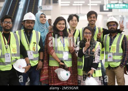 Dhaka, Bangladesh - 27 décembre 2022 : Station de métro d'Agargaon à Dhaka. Le premier projet de ligne de métro ferroviaire du Bangladesh dans la capitale Dhaka, Banque D'Images