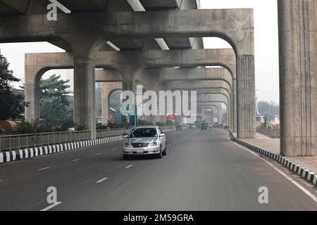 Dhaka, Bangladesh - 27 décembre 2022 : Station de métro d'Agargaon à Dhaka. Le premier projet de ligne de métro ferroviaire du Bangladesh dans la capitale Dhaka, Banque D'Images