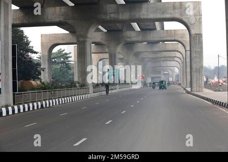 Dhaka, Bangladesh - 27 décembre 2022 : Station de métro d'Agargaon à Dhaka. Le premier projet de ligne de métro ferroviaire du Bangladesh dans la capitale Dhaka, Banque D'Images