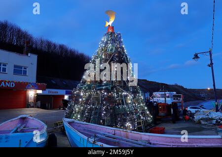 Un arbre de Noël créé avec des pots de homard par des pêcheurs dans la ville de pêche de Filey dans East Yorkshire, Royaume-Uni. Connu sous le nom d'arbre Fishtive Banque D'Images