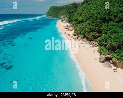 Plage tropicale paradisiaque avec océan turquoise transparent à Bali. Vue aérienne Banque D'Images