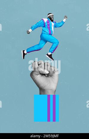 Image de collage vertical de noir blanc gamma grand bras poing saut en cours de course mini gars isolé sur le fond de dessin Banque D'Images