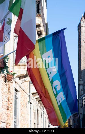 Drapeau coloré avec texte de paix en italien accroché dans une fenêtre à Venise Banque D'Images